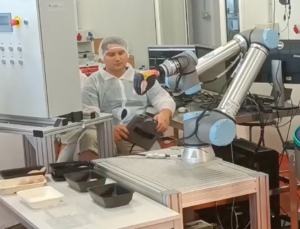 Robotic hand handling soft material (a chicken thigh), bringing media presence at the industrial workshop held from ASINCAR